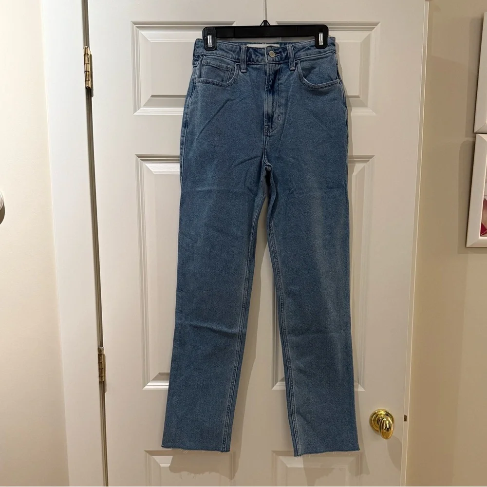 HOLLISTER women’s Ultra High-Rise Medium Wash 90s Straight Jeans